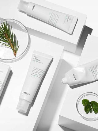 COSRX Pure Fit Cica Cream - mise en scene plusieurs tubes avec feuilles de pin et centella
