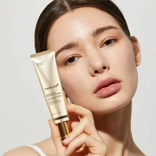Femme tenant le tube MEDICUBE Deep Lifting Peptide Eye Cream pres du visage