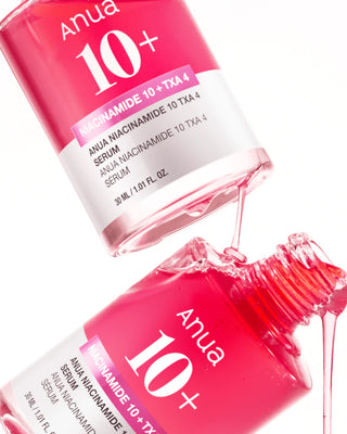 Deux flacons roses ANUA Niacinamide 10+ TXA 4 Serum inclines avec texture gel translucide coulant du pipette