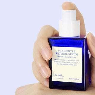 Main tenant le flacon bleu DR.ALTHEA Sérum Rétinol Doux 0,1% sur fond lavande