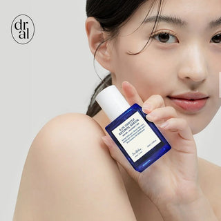 Mannequin tenant le flacon bleu DR.ALTHEA Sérum Rétinol Doux 0,1% près du visage