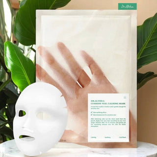 Sachet DR.ALTHEA Cushion Veil Calming Mask et masque blanc poses parmi des plantes vertes