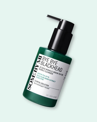 Nettoyant bulles Bye Bye Blackhead SOME BY MI incliné sur fond vert d'eau, étiquette thé vert 24 %