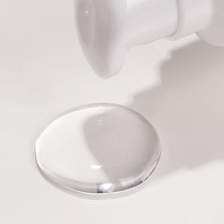 Goutte transparente et limpide versee depuis la pompe du flacon ISNTREE Chestnut AHA 8% Clear Essence