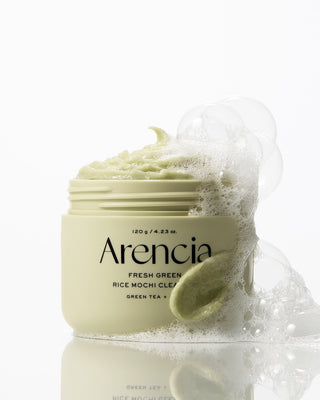 Arencia Fresh Green Rice Mochi Cleanser - pot ouvert entoure de bulles de mousse sur fond blanc