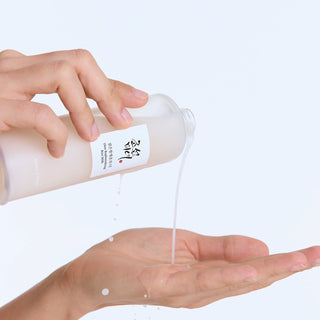 Tonique lacté Beauty of Joseon Glow Replenishing Rice Milk versé du flacon dans le creux de la main - texture