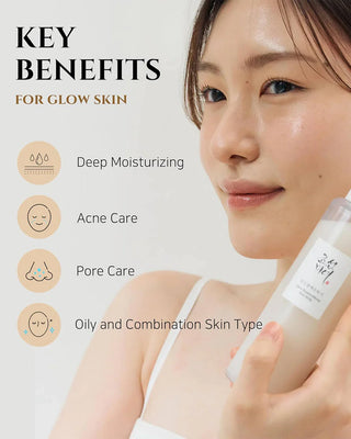 Femme tenant le tonique Rice Milk Beauty of Joseon contre sa joue - bienfaits hydratation, pores, peau grasse et mixte