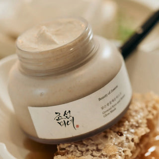 Pot ouvert Beauty of Joseon Ground Rice and Honey Glow Mask avec rayon de miel, texture creme visible