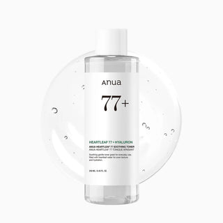 Anua Heartleaf 77+ Soothing Toner devant un halo de gel transparent avec gouttes d'eau