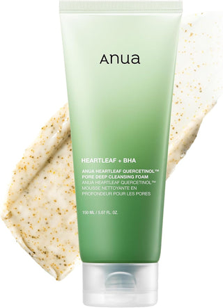 ANUA Heartleaf Pore Cleansing Foam 150ml - tube vert avec texture mousse granuleuse beige etalee en arriere-plan