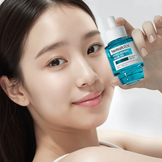 Jeune femme tenant le flacon bleu Heimish RX Hyaluronic Acid 2% pres de son visage