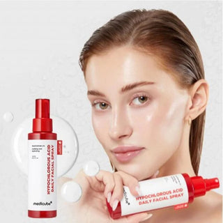 Femme au teint lumineux tenant le flacon MEDICUBE Hypochlorous Acid Daily Facial Spray