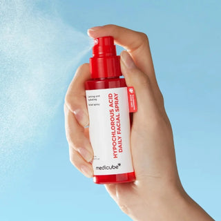 Main tenant le flacon MEDICUBE Hypochlorous Acid Daily Facial Spray en pleine vaporisation