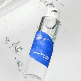 Isntree Hyaluronic Acid Toner - flacon incline dans un splash d'eau avec bulles et eclaboussures