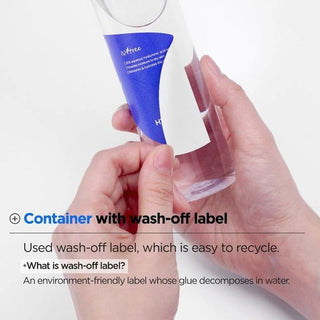 Isntree Hyaluronic Acid Toner - mains retirant l'etiquette wash-off recyclable du flacon