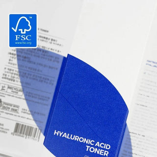 Isntree Hyaluronic Acid Toner - emballage carton certifie FSC avec etiquette bleue du flacon