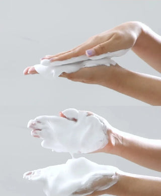 Mousse onctueuse du Medicube Zero Foam Cleanser dans les mains, texture riche et abondante