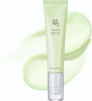 Tube vert clair Beauty of Joseon Light On Serum Centella + Vita C avec swatch gel vert en arriere-plan