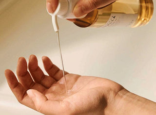 Dose de SKIN1004 Centella Light Cleansing Oil versee dans la paume - texture huile transparente