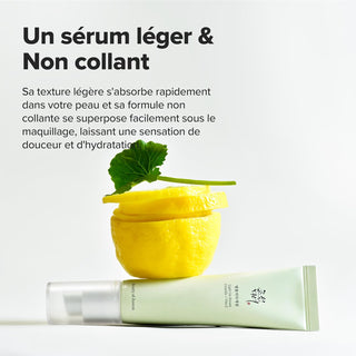 Tube Beauty of Joseon Light On Serum pose avec citron coupe et feuille de centella, texture legere non collante