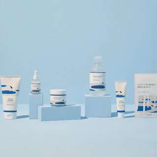 Gamme complete Round Lab Birch Juice sur socles bleus - nettoyant, serum, creme, toner, creme solaire et masque