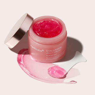 Medicube Collagen Jelly Cream pot ouvert avec spatule et gelée rose etalée sur fond beige clair