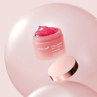 Medicube Collagen Jelly Cream pot ouvert sur bulle rose transparente, couvercle rose gold detache