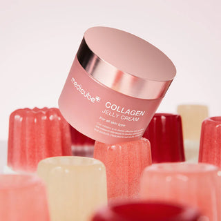 Pot rose Medicube Collagen Jelly Cream pose sur des moules en gelee colores roses et creme