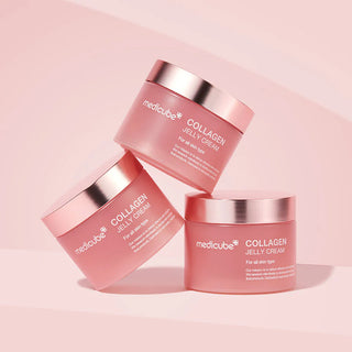 Trois pots roses Medicube Collagen Jelly Cream empiles en pyramide sur fond rose pastel
