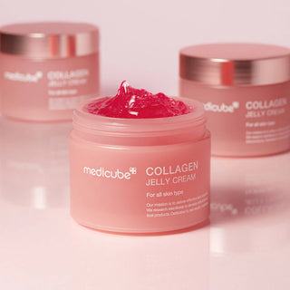 Trois pots Medicube Collagen Jelly Cream roses, gelée rouge-rose visible dans le pot ouvert au premier plan
