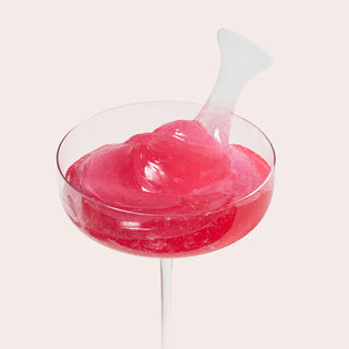 Texture gelee rose vif de la Medicube Collagen Jelly Cream dans une coupe en verre avec spatule