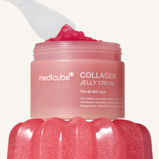 Medicube Collagen Jelly Cream pot ouvert avec spatule, gelée rose sur moule en forme de flan
