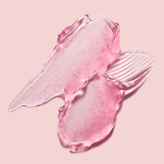 Swatch de gelée rose translucide Medicube Collagen Jelly Cream etalée sur fond rose pastel