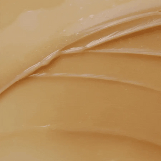 Gros plan sur la texture gel doree onctueuse de la SKIN1004 Centella Cream etalee en couche epaisse