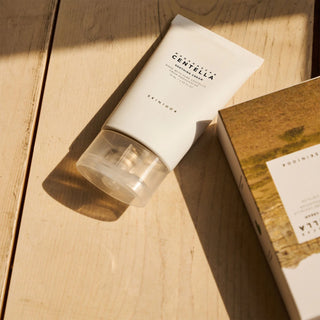 SKIN1004 Centella Soothing Cream tube et boite carton posee sur table en bois clair au soleil