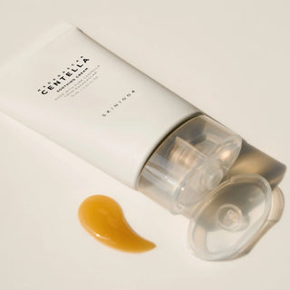 SKIN1004 Centella Soothing Cream tube ouvert couche sur le cote avec noisette de gel ambre