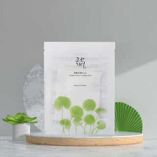 Sachet Beauty of Joseon Centella Calming Mask pose sur plateau en bois avec plantes vertes decoratives