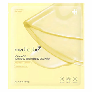 Sachet Medicube Kojic Acid Turmeric Gel Mask pose sur trois boites empilees, fond jaune degrade