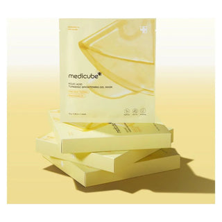 Sachet jaune Medicube Kojic Acid Turmeric Gel Mask entoure de bulles jaunes translucides