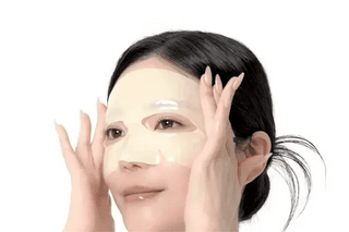 Sachet individuel jaune Medicube Kojic Acid Turmeric Gel Mask avec icones brightening et moisturizing