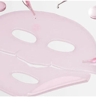 Gros plan du masque gel rose Medicube PDRN Pink Collagen avec gouttes de serum tombant dessus