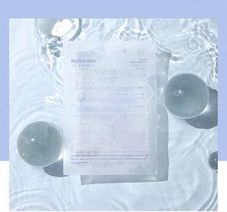 Sachet individuel MIXSOON Bifida Mask Pack immerge dans de l'eau avec bulles sur fond bleu lavande