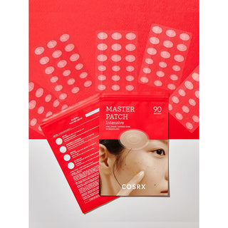 Sachet rouge COSRX Master Patch Intensive avec planches de patchs hydrocolloïdes sorties du sachet