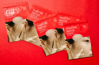 Cinq sachets rouges COSRX Master Patch Intensive 90 pcs disposes en eventail sur fond rouge