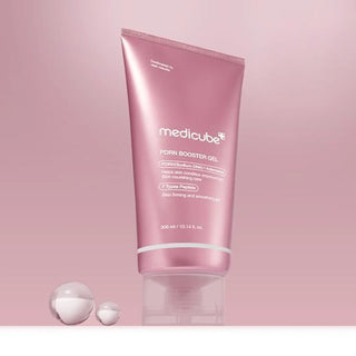 Tube rose metallise MEDICUBE PDRN Booster Gel 300ml avec petites billes transparentes sur fond rose
