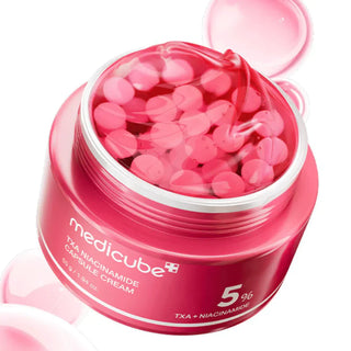 Gros plan pot ouvert MEDICUBE TXA Niacinamide Capsule Cream 5% avec capsules roses dans gel transparent