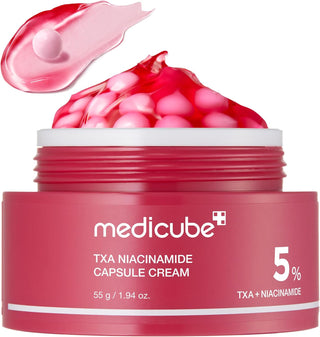 Pot Medicube TXA Niacinamide ouvert, capsules roses debordant du pot avec swatch creme en arriere-plan