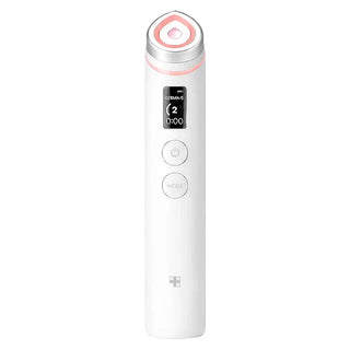 Appareil MEDICUBE Booster Pro X2 blanc debout, tete lumineuse rose et ecran affichant le mode Derma Shot