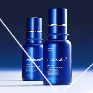 Deux flacons Medicube Exosome Shot Pore 2000 bleus sur fond sombre avec reflets lumineux