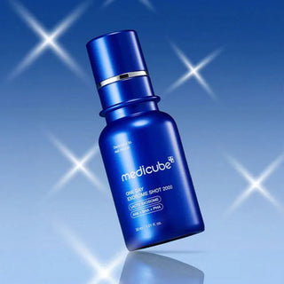 Flacon bleu Medicube Exosome Shot 2000 avec pompe argentee sur fond bleu lumineux